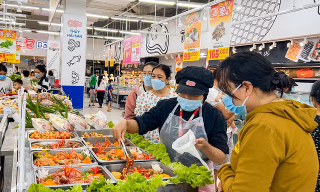 Người tiêu dùng ngày càng ưu tiên lựa chọn những sản phẩm có "tick xanh trách nhiệm".. ảnh chụp tại Satramart siêu thị Phạm Hùng.