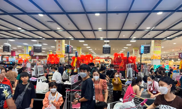 TPHCM dự trữ 30.000 tấn hàng, siêu thị mở cửa xuyên Tết
