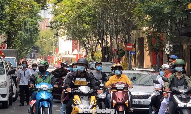 Sài Gòn nhộn nhịp trưa Mùng 1 Tết, dân đeo khẩu trang kín mít đi lễ chùa đầu năm