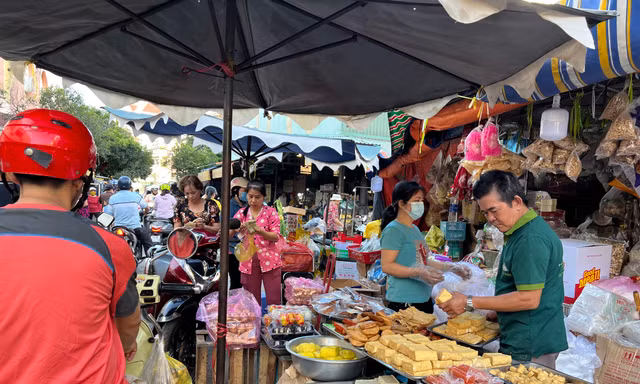 TPHCM: Phiên chợ đầu năm 'mua nhanh, bán lẹ'