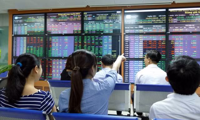 Thị trường chứng khoán cuối năm dự báo sẽ không ít khó khăn