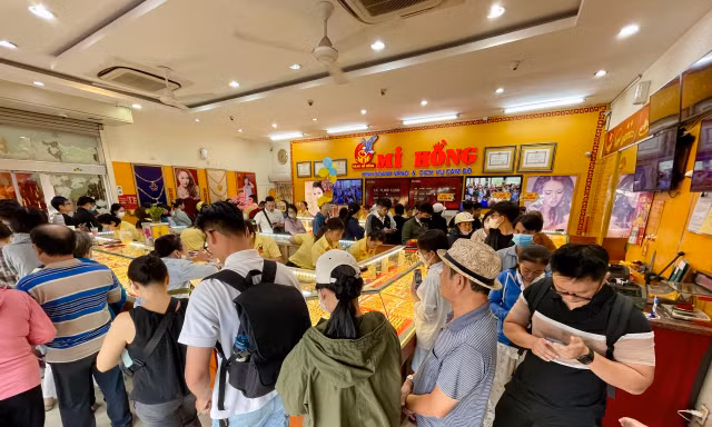 Giá vàng vọt lên 120 triệu đồng, vì sao nhiều người tiếc hùi hụi? 