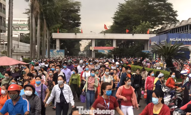 Dòng xe ken đặc, xếp hàng dài cả cây số chờ đón công nhân Pouyuen 