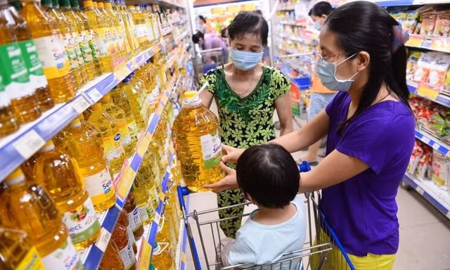 Dầu ăn giảm giá theo xăng