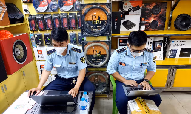 Loạt cửa hàng kinh doanh phụ kiện ô tô bị 'sờ gáy'