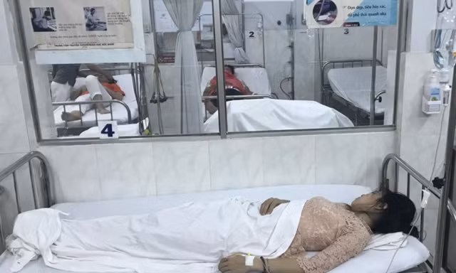Một trong số những giáo viên phải nhập viện cấp cứu.