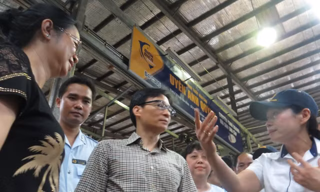 Phó Thủ tướng thị sát chợ đầu mối lớn nhất TPHCM lúc rạng sáng