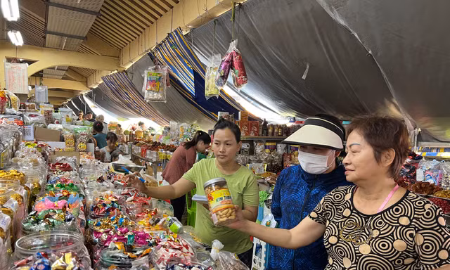 Chợ Tết thưa thớt, tiểu thương 'ngóng theo từng du khách'