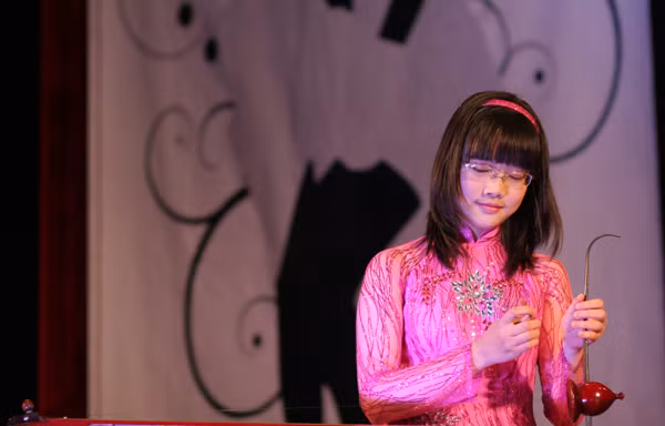 Nữ sinh Ams dùng đàn bầu tấu “The cup of life”