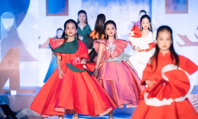 650 siêu mẫu nhí sải bước trên sàn catwalk dài kỷ lục khiến khán giả 'đứng ngồi không yên'