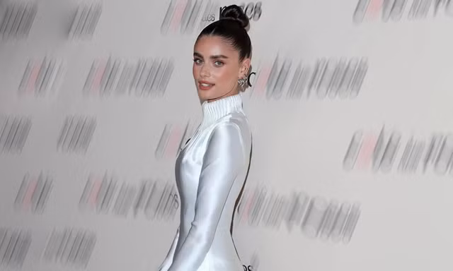 'Thiên thần Victoria's Secret' khiến netizen 'đứng hình' khi diện váy của NTK Công Trí