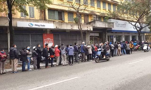 Người dân xếp hàng mua khẩu trang vải của Dệt Kim Đông Xuân