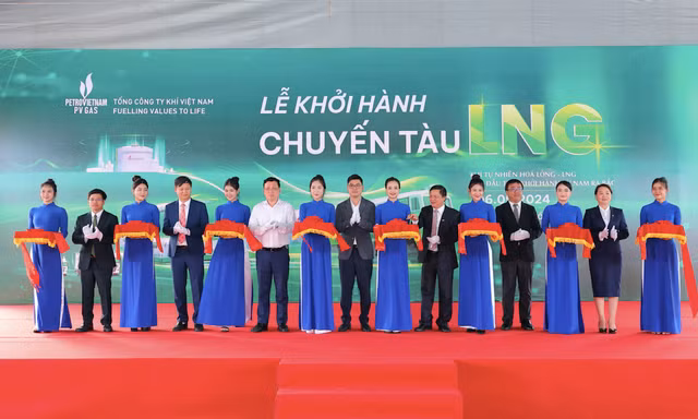 Vào lúc 14 giờ ngày 6/9, đại diện lãnh đạo của PV GAS và VNR đã cùng thực hiện nghi thức cắt băng Khởi hành chuyến tàu LNG đầu tiên đến Hà Nội