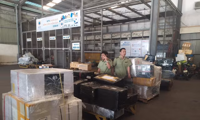 Số hàng hóa không nguồn gốc bị quản lý thị trường thu giữ tại kho hàng ở Nội Bài