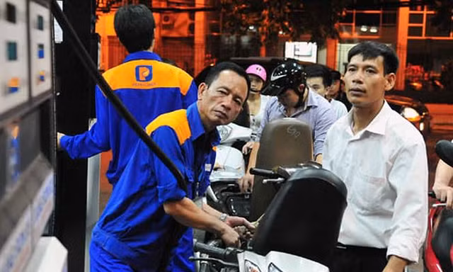 Giá xăng được giữ nguyên trong kỳ điều hành này nhưng giá các loại dầu được điều chỉnh tăng thêm từ 205 đồng - 296 đồng/lít, kg