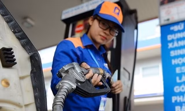 Giá bán lẻ xăng E5RON92 từ 15h hôm nay tối đa chỉ còn 17.181 đồng/lít