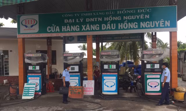 Đội QLTT số 5 (Cục QLTT Tiền Giang) giám sát hoạt động kinh doanh xăng dầu