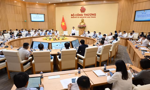 10 bộ ngành, đơn vị họp bàn nghị định mới về kinh doanh xăng dầu