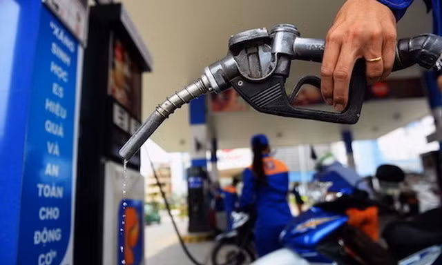 Xăng giảm giá lần thứ tư liên tiếp, dầu mazut tăng nhẹ