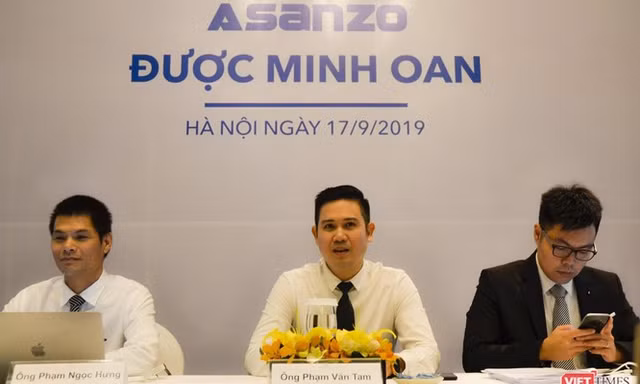Ông Phạm Văn Tam – Chủ tịch HĐQT Asanzo (giữa), ông Phạm Ngọc Hưng - Cố vấn (trái) và ông Trần Đức Hoàng – Luật sư (phải)