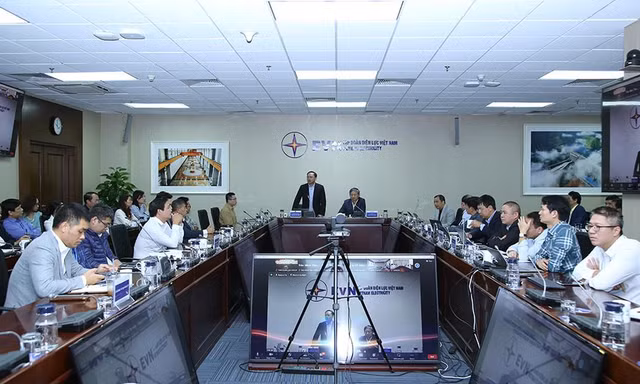 Cuộc họp gỡ khó cho các dự án năng lượng tái tạo chuyển tiếp được Cục Điều tiết Điện lực và EVN tổ chức theo hình thức trực tiếp và trực tuyến