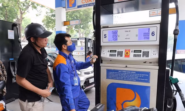 Xăng E5RON92 giảm 135 đồng/lít, xuống còn 19.223 đồng/lít bán lẻ từ 15h hôm nay