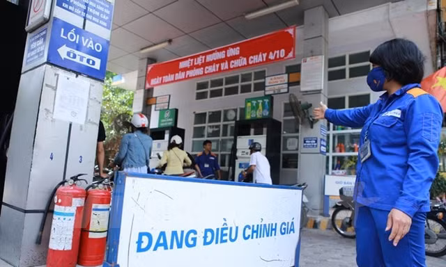 Một trong những cửa hàng trực thuộc Petrolimex chuẩn bị niêm yết giá mới. (Ảnh: Đức Duy/Vietnam+)