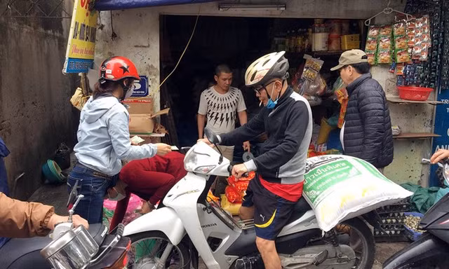 Sáng sớm 7/3, chợ Dịch Vọng (Cầu Giấy, Hà Nội), cách phường Trúc Bạch (Ba Đình, Hà Nội) khoảng 10km, người dân đổ ra chợ mua sắm thực phẩm để tích trữ.