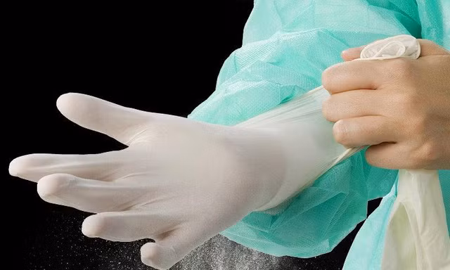 Tạm ngừng kinh doanh tạm nhập, tái xuất mặt hàng khẩu trang y tế, găng tay y tế và bộ trang phục phòng, chống dịch từ ngày 15/3 đến hết ngày 31/12/2022.