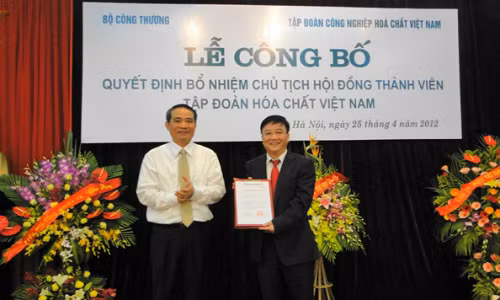 Ông Nguyễn Anh Dũng (bên phải) tại lễ nhậm chức Chủ tịch Vinachem hồi năm 2012. Ảnh: Vnexpress