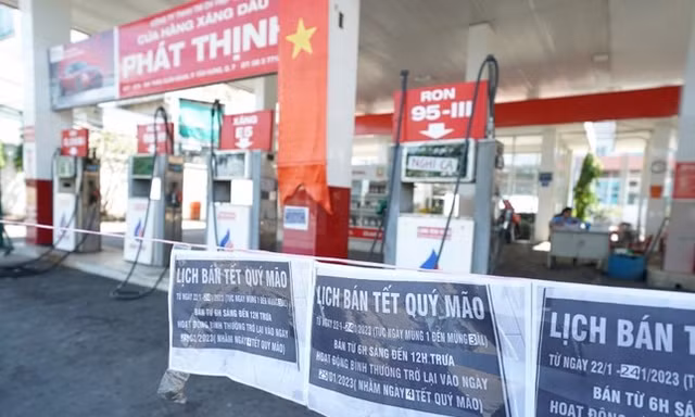 Một cửa hàng tại quận 7. TPHCM thông báo nghỉ bán xăng trong ngày Tết (Ảnh: Phạm Nguyễn).