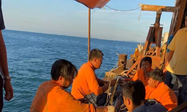 Sau 10 ngày bị sự cố cáp ngầm, Cô Tô được cấp điện trở lại.