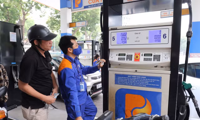 Xăng RON95 giảm 592 đồng/lít xuống còn 21.599 đồng/lít từ 15h hôm nay