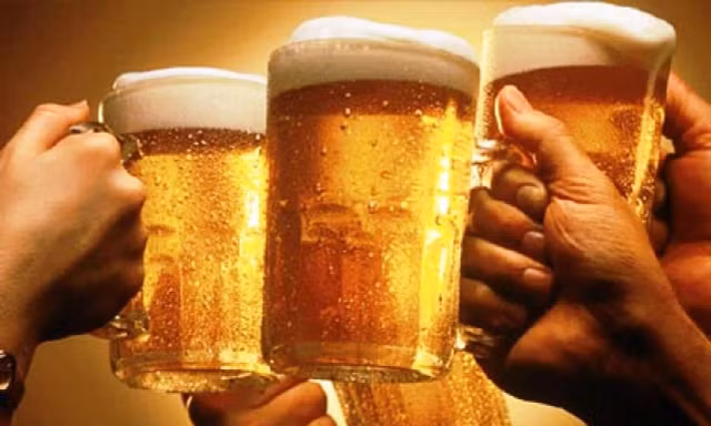 Mỗi người Việt trên 15 tuổi uống tới 170 lít bia một năm