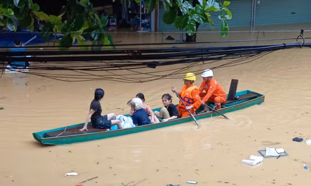 Ngừng cấp điện ở nhiều địa phương do mưa lũ, sạt lở