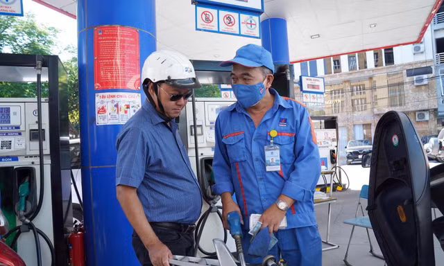 nếu không sử dụng Quỹ Bình ổn giá, có thể giảm từ 800-1.000 đồng một lít đối với xăng E5RON92, và giảm từ 1.000 đồng đến 1.300 đồng một lít với dầu diezen 0.05S.