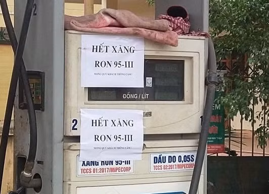 Một cây xăng ở Hà Nội thông báo hết xăng RON 95