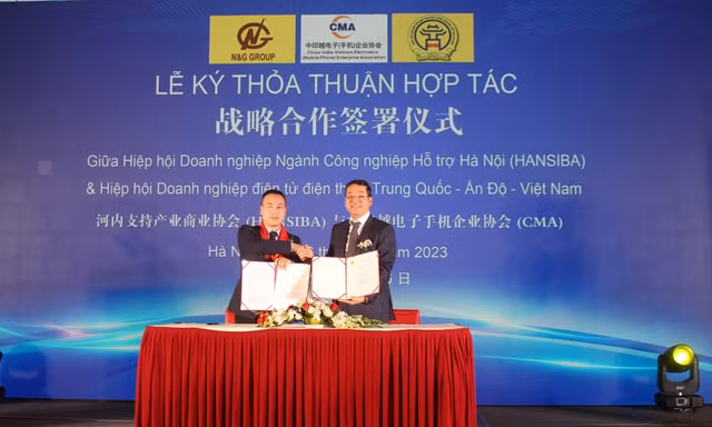 Ông Nguyễn Hoàng, Chủ tịch Hiệp hội Hansiba/ Chủ tịch điều hành Tập đoàn N&G Group cùng Ông Yang Shu Cheng, Chủ tịch Hiệp hội CMA thực hiện ký và trao thoả thuận hợp tác trong sự kiện 
