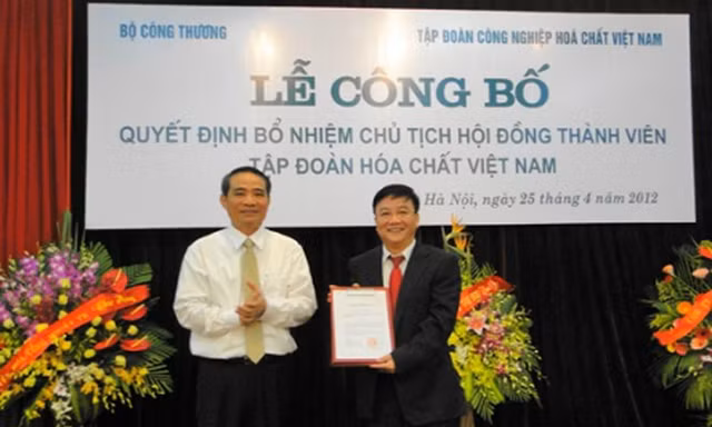 ông Nguyễn Anh Dũng (phải) tại lễ nhậm quyết định Chủ tịch Hội đồng thành viên Tập đoàn Hóa chất Việt Nam 