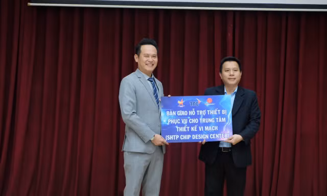 Hội Doanh nhân trẻ Việt Nam vừa phối hợp với Tập đoàn TTC, Công ty Cổ phần Tập đoàn SUN Electronics tổ chức lễ bàn giao hỗ trợ thiết bị phục vụ công tác đào tạo cho Trung tâm thiết kế vi mạch