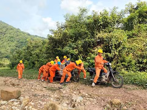 Công nhân Điện lực Quảng Ninh huy động nhân lực khắc phục sự cố sét đánh gây hỏng lưới điện các huyện đảo trong thời gian sớm nhất