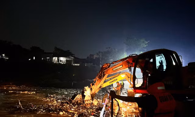 Bộ đội công binh ngày đêm túc trực bảo vệ cầu phao Phong Châu vì nước sông Hồng chảy xiết