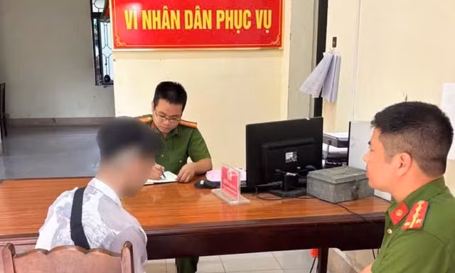 Cứu thành công nam thanh niên ngã từ cầu Việt Trì xuống sông Lô