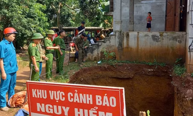 Lại xuất hiện 'hố tử thần' rộng 9 mét tại Phú Thọ, hai hộ dân phải di dời