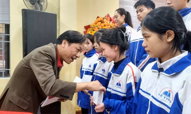 Tiếp thêm động lực cho học sinh nghèo tỉnh Quảng Bình
