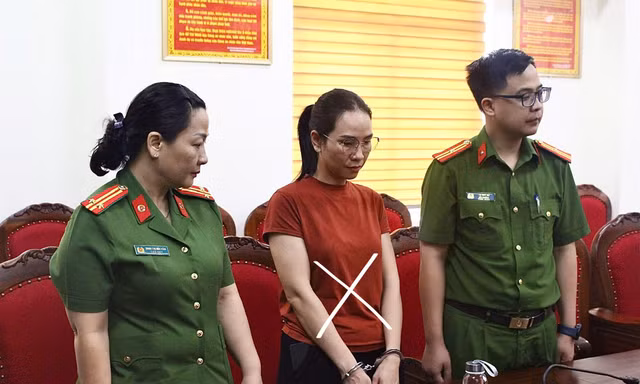 Tạm giam cựu kế toán trưởng trung tâm y tế lập khống chứng từ mua sắm