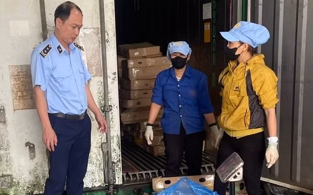 Thu giữ 370 kg chân gà đông lạnh, không rõ nguồn gốc xuất xứ