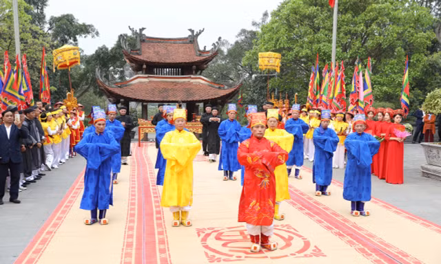 Dâng hương tưởng nhớ công lao Đức Quốc Tổ Lạc Long Quân và Tổ Mẫu Âu Cơ 