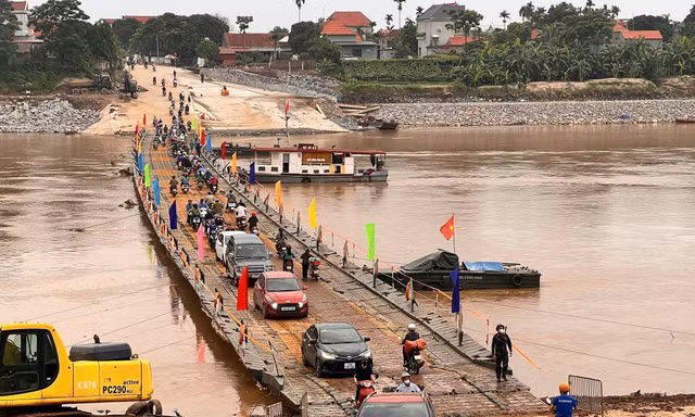 Lũ trên sông Hồng xuống thấp, cầu phao Phong Châu hoạt động trở lại