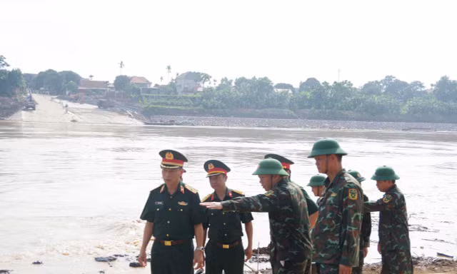 Thiếu tướng quân đội tới kiểm tra cầu phao Phong Châu